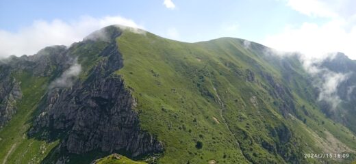 Il Monte Antoroto (m.2149) visto dal Monte Grosso (m.2007)