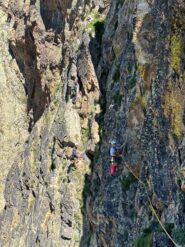 Il quinto tiro. Sullo sfondo Gianni e Davide su Comma 22