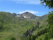 Il M. Rosso di Vertosan, visto scendendo nel bosco all'Alpeggio Loé