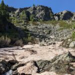Nevaio poco sotto il lago. La neve era compatta ma non mi sono fidato per la presenza di molta acqua sotto il nevaio. L'ho aggirato sulle rocce circostanti.