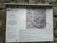 Il cartello visibile lungo la scalinata che scende al torrente.