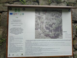 Il cartello visibile lungo la scalinata che scende al torrente.