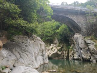 Attacco ferrata. CONTROLLARE SEMPRE IL LIVELLO DELL'ACQUA E LE PREVISIONI METEO PRIMA DI INIZIARE LA FERRATA !