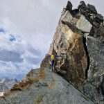 La traversata su placche lisce prima del bel diedro di IV iniziale