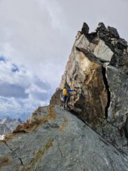 La traversata su placche lisce prima del bel diedro di IV iniziale