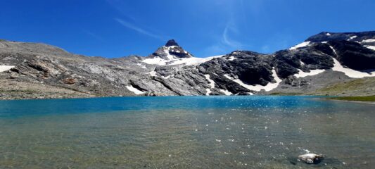 La Granta Parei si specchia nel lago di Goletta