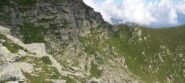 La cengia per salire al Pilone parte appena sotto la dorsale a dx