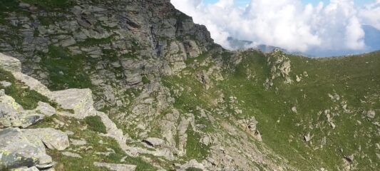 La cengia per salire al Pilone parte appena sotto la dorsale a dx