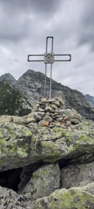 croce di vetta su massi