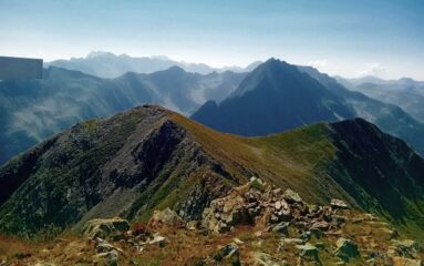 dal monte Steliere vista sulla Rocca Bravaria (dx) e la quota 2576 (sx)