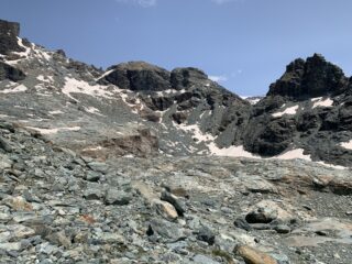 Le molte punte della Rocca di Verrà. 
La 3321 è il mucchio di sassi a sinistra