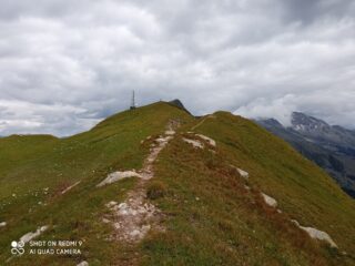 quasi in cima, con la brutta antenna