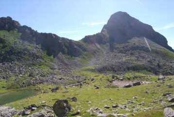 Salendo al Colle Croce: il colletto tra M. Brun e Palon di Nannaz, quotato 2651 m, con il sentiero di salita ed il laghetto da cui parte
