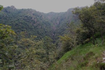 La forra del Rio Bertogna. Il sentiero corre sulla destra; in alto l’Omo