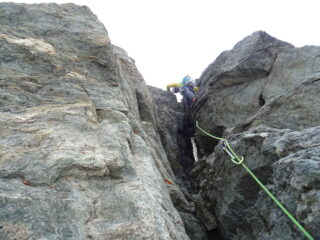 Nel camino di IV+ su buona roccia