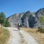 poco oltre Murenz si sale di fronte alla enorme parete verticale delle Barricate