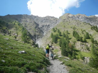 si spinge sul sentiero per il Lago Clausis