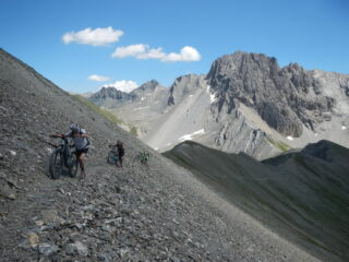 il lungo traverso ascendente sul ripido versante sud della Tete du Rissace
