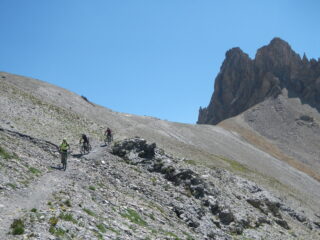 sentiero scorrevole sotto il Colle Albert