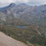 La testata del Vallone di Urtier dal Pas des Invergneaux, con Lago e alpeggio di Ponton sovrastati dal Bec Cotasse e, in basso, la strada per il Rifugio Sogno