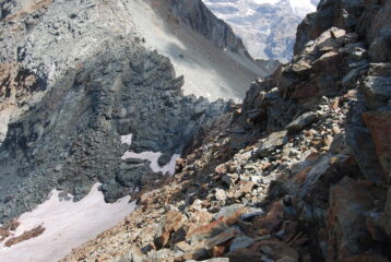 Discesa in cresta verso il Col Tournalin, ancora sul versante Cheneil