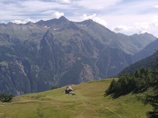 L'alpe Ranzola superiore visto dal colle.