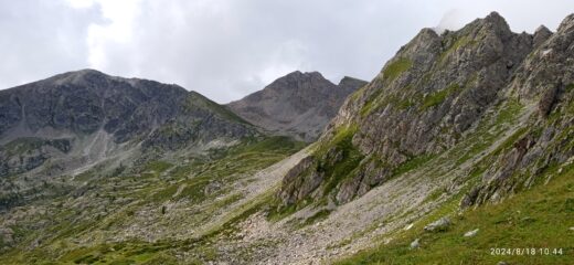 Al centro il Bric di Conoia dal Colletto Revelli 