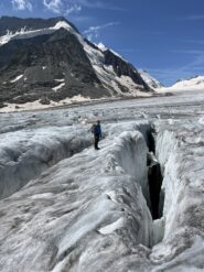 Uno dei tanti crepi da superare sul ghiacciaio dell'Aletsch