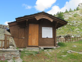 Il casotto della guardia Forestale a Mezove, sopra il lago