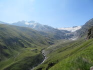 vista sul rifugio, con Grande Traversiere e  ghiacciaio di Gliairettaz
