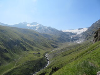 vista sul rifugio, con Grande Traversiere e  ghiacciaio di Gliairettaz