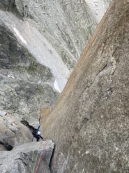 In sosta dopo il lungo tiro delle fessure parallele + variante di 7b