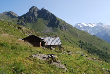 L’alpeggio di Tournalin dessous, salendo sull’Alta Via 1 verso il Rif. Tournalin