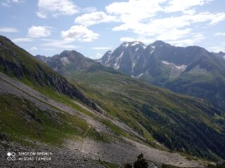 dalla croce è evidente la traccia verso Passo di Vizze e rifugio