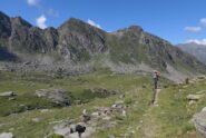 Salendo sulla bella mulattiera verso la dorsale