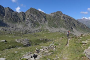 Salendo sulla bella mulattiera verso la dorsale