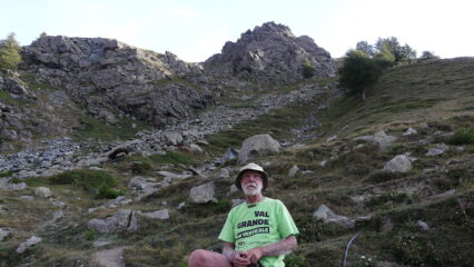 Lo sperone roccioso sopra l' Alpe Rulè, ove è stato attrezzato un facile itinerario di arrampicata (7 tiri max 4°)