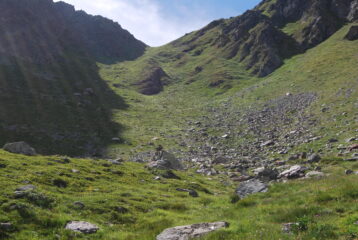 Il ripido sentiero di discesa, sul versante St. Jacques, dal colletto 2651 m