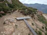 Cartello caduto all'attacco del sentiero