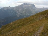 L'evidente traccia che risale il primo tratto dopo la strada.