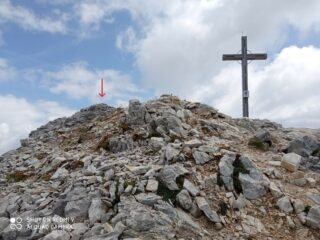 La croce e alle spalle la vera cima (freccia rossa)
