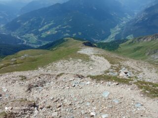 finiti i prati, uno sguardo sulla dorsale percorsa. Nella radura sul fondo si scorge la Riedbergeralm.