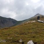 Sulla dorsale prativa verso l'evidente cima a dx nella foto. A sinistra la Amthorspitze, al centro la sella che le separa.