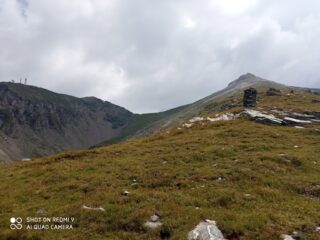 Sulla dorsale prativa verso l'evidente cima a dx nella foto. A sinistra la Amthorspitze, al centro la sella che le separa.
