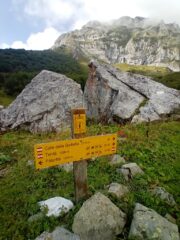 la palina  indicatrice  verso il Colle Garbella