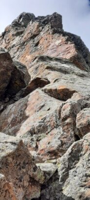 frecce gialle sulle rocce