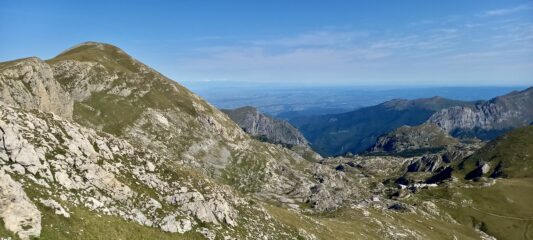 Cima della Fascia e in basso la Capanna Morgantini