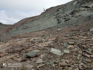 la linea che ho all'incirca seguito in salita. La freccia nera indica il punto in cui ho iniziato il traverso sotto il torrione per riportarmi in cresta.
