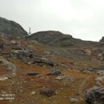 traccia del sentiero 4, canale a sinistra e freccia alla sua uscita 