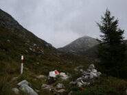 Il bivacco Mistri, gestito dal gruppo Camos di Gorno. Chiedere a loro per l'apertura. Aperto sempre un piccolissimo locale di emergenza.